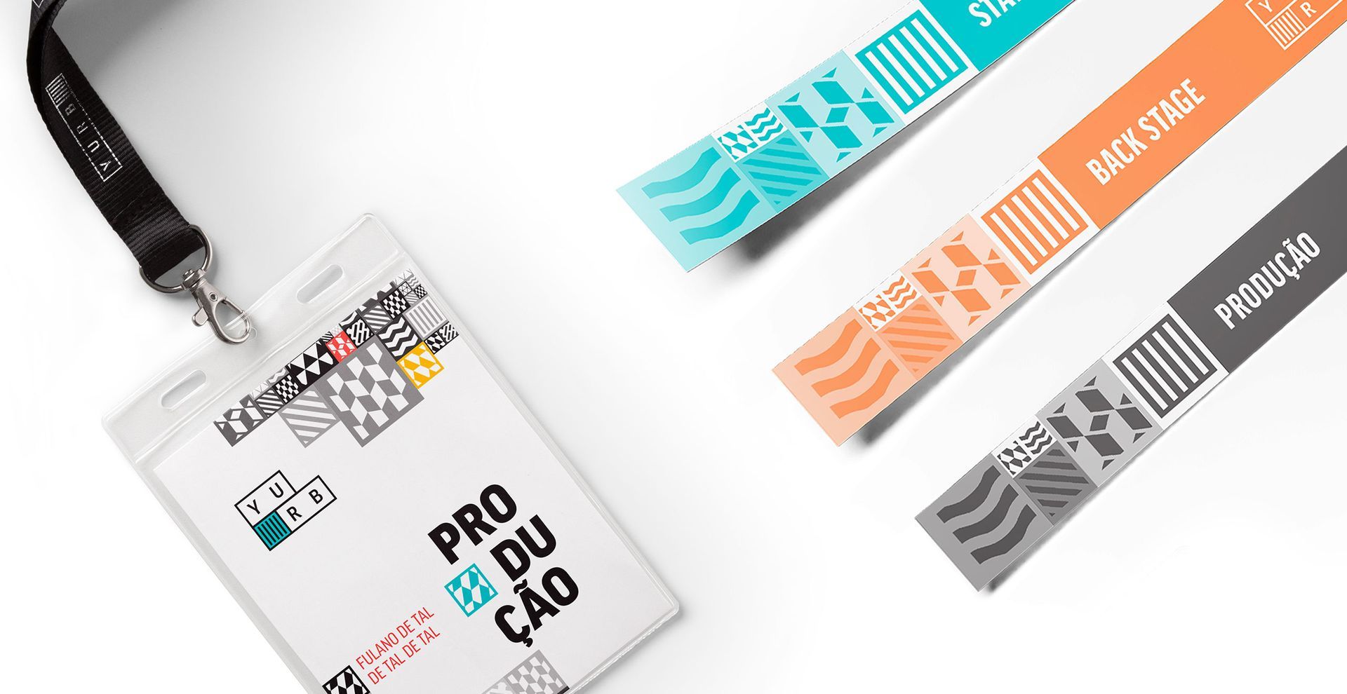 Um cordão com um distintivo preso a ele está sobre uma superfície branca.