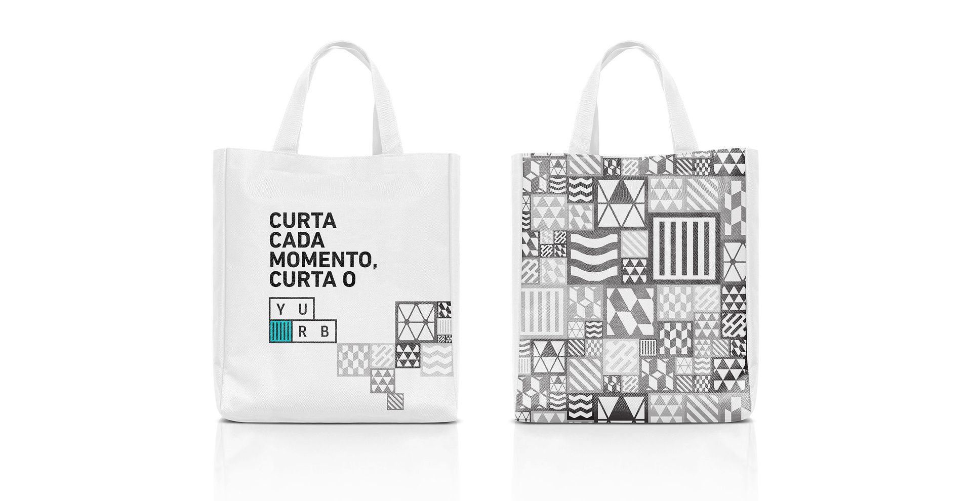 Duas sacolas brancas com desenhos em preto e branco estão lado a lado em uma superfície branca.