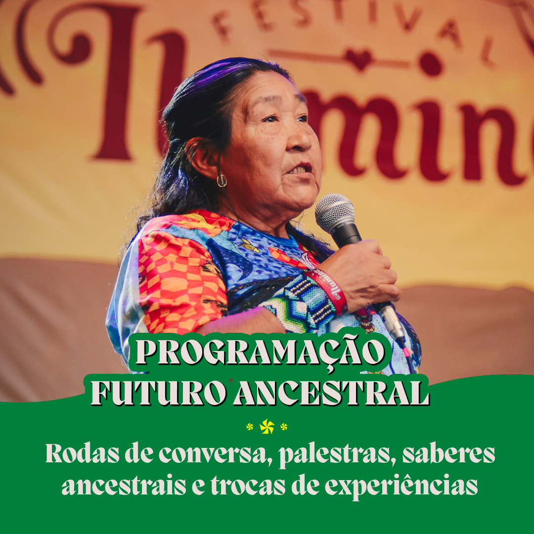 Uma mulher segura um microfone em frente a uma placa que diz festival