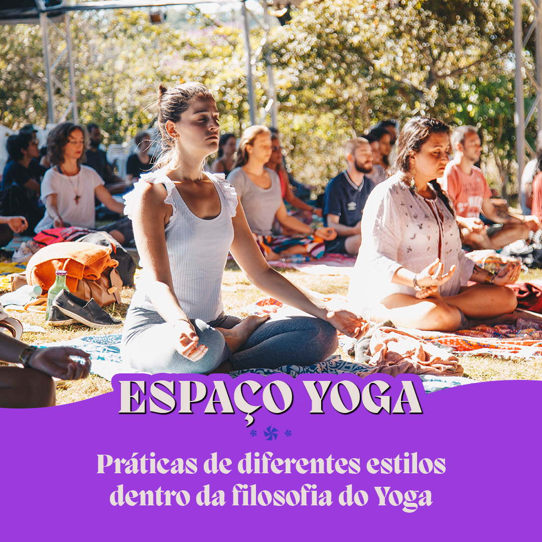 Um grupo de pessoas está sentado em posição de lótus sobre um cobertor.