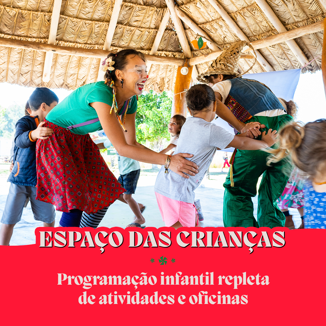 Um grupo de crianças está dançando sob um telhado de palha.