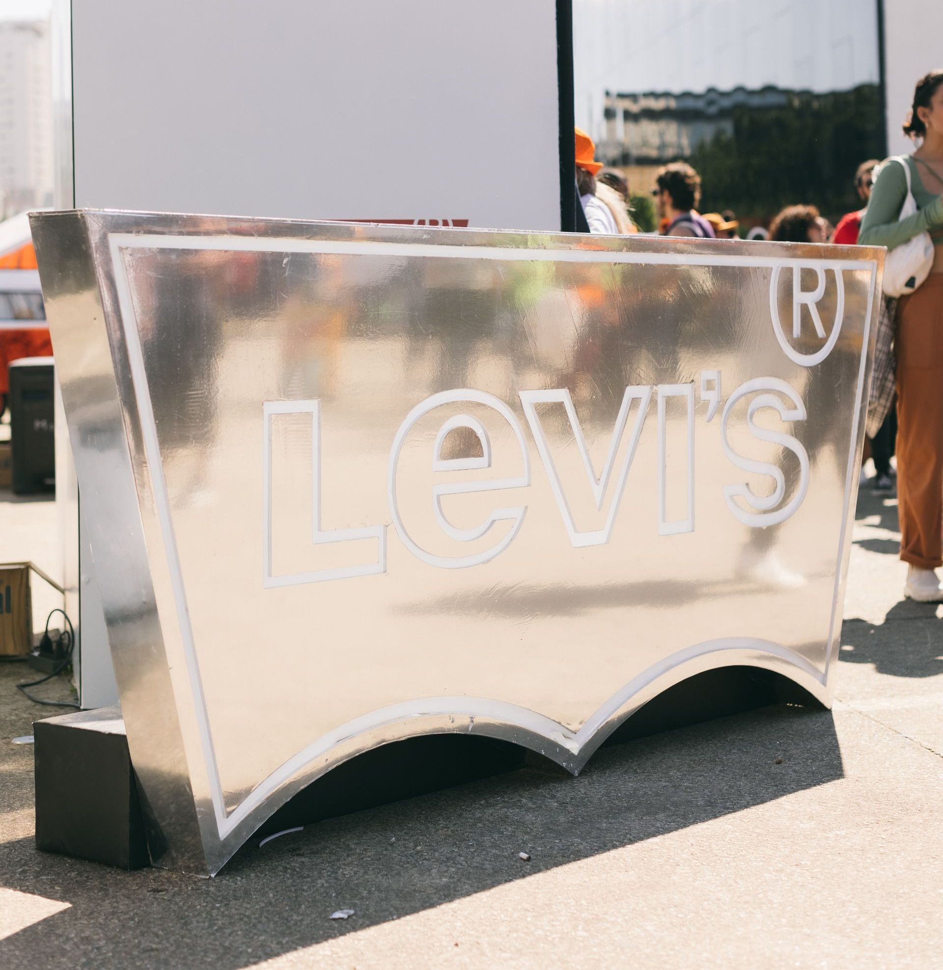 Uma grande placa prateada que diz levi's