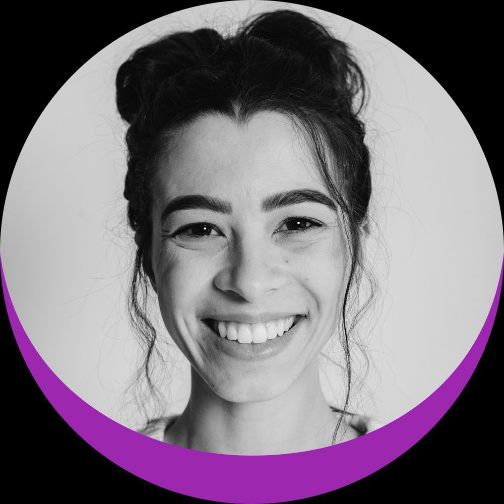 Uma foto em preto e branco de uma mulher sorrindo dentro de um círculo roxo.