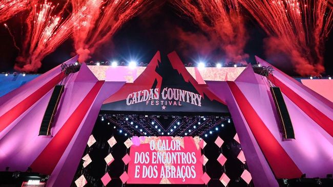 Um palco com uma placa que diz festival country de caldas