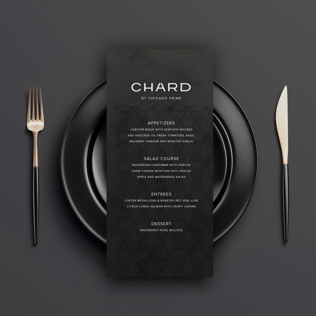 Um prato preto com um menu que diz acelga