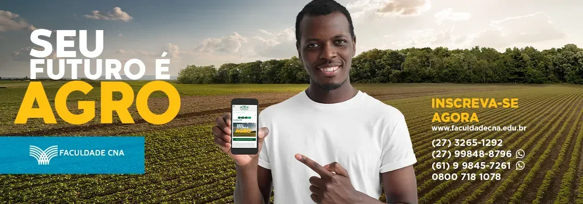 Um homem está segurando um celular em um campo e apontando para ele.
