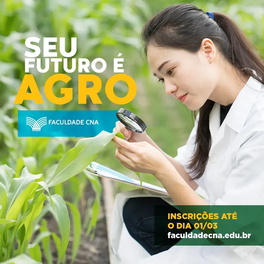 Uma mulher está olhando para uma planta com uma lupa.