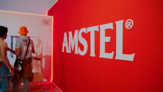 Uma parede vermelha com a palavra amstel escrita nela.