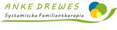 Logo für Anke Drewes Systemische Familientherapie mit grünen und gelben abstrakten Kreisen und einem Blattschwung