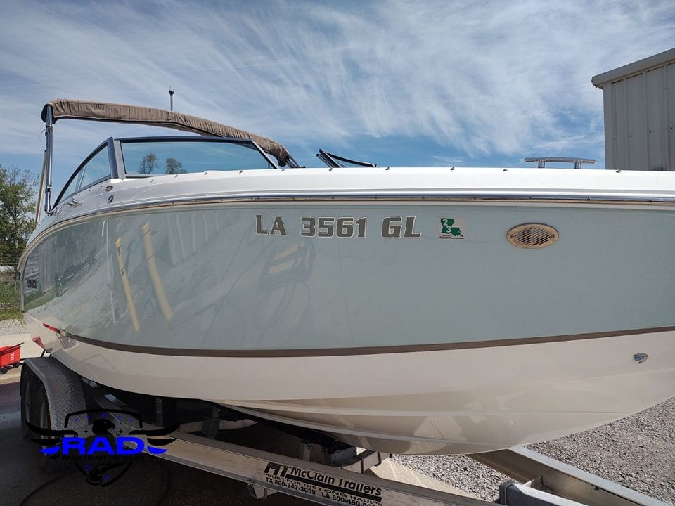 A boat with a license plate that says la 3561 gl k