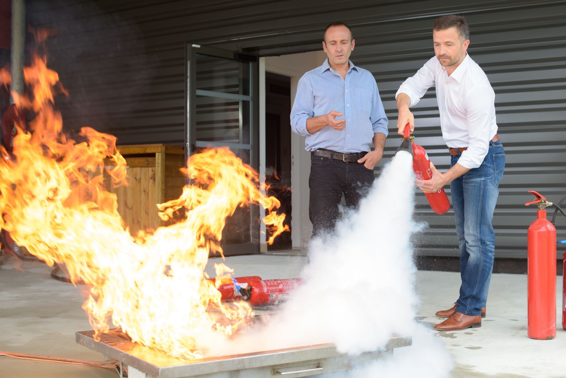 Training Brand löschen mit Feuerlöscher