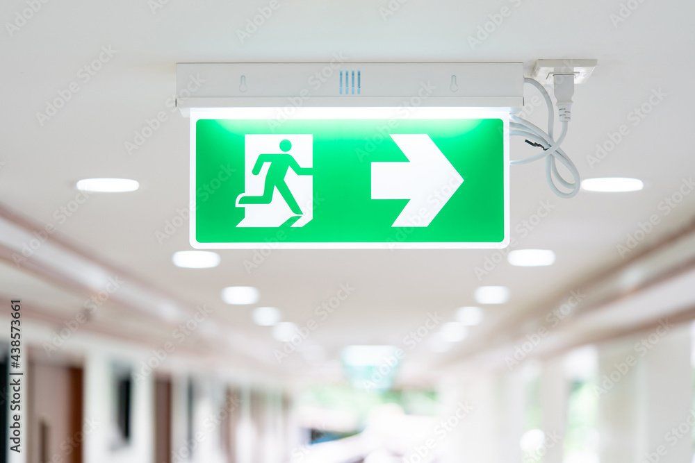 Hinweisschild Notausgang grün beleuchtet