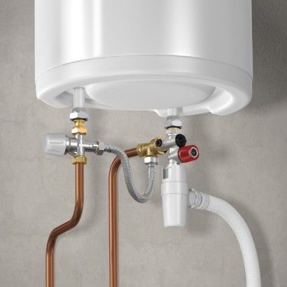 Un gros plan d'un chauffe-eau avec des tuyaux en cuivre qui y sont attachés.