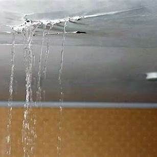 De l'eau coule du plafond d'un bâtiment.