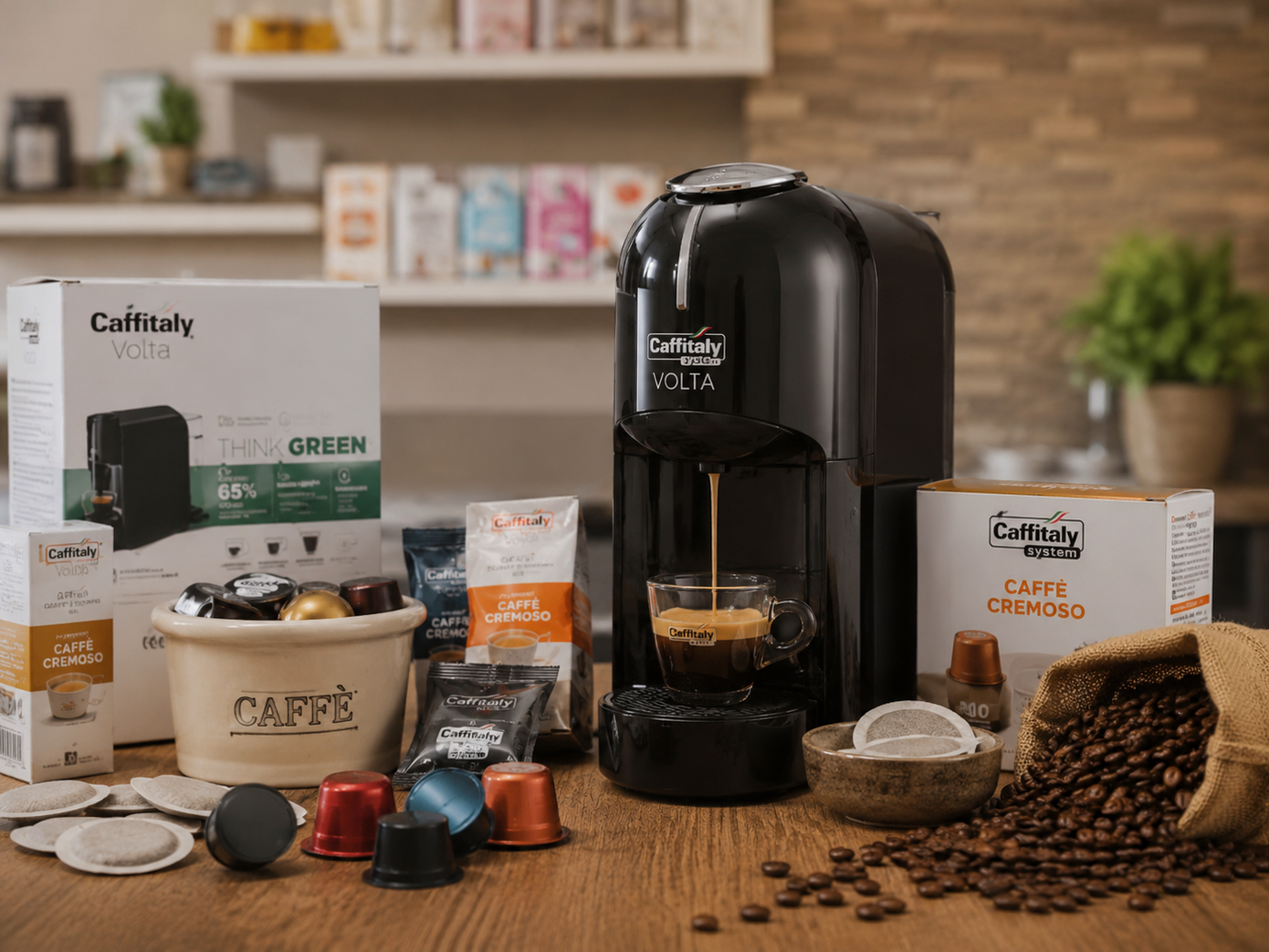 Macchina da caffè Camellia con capsule, chicchi e una confezione di caffè verde sul bancone della cucina.