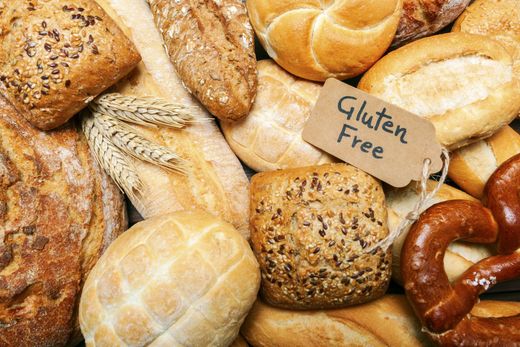 Assortimento di pane e pretzel con l'etichetta 