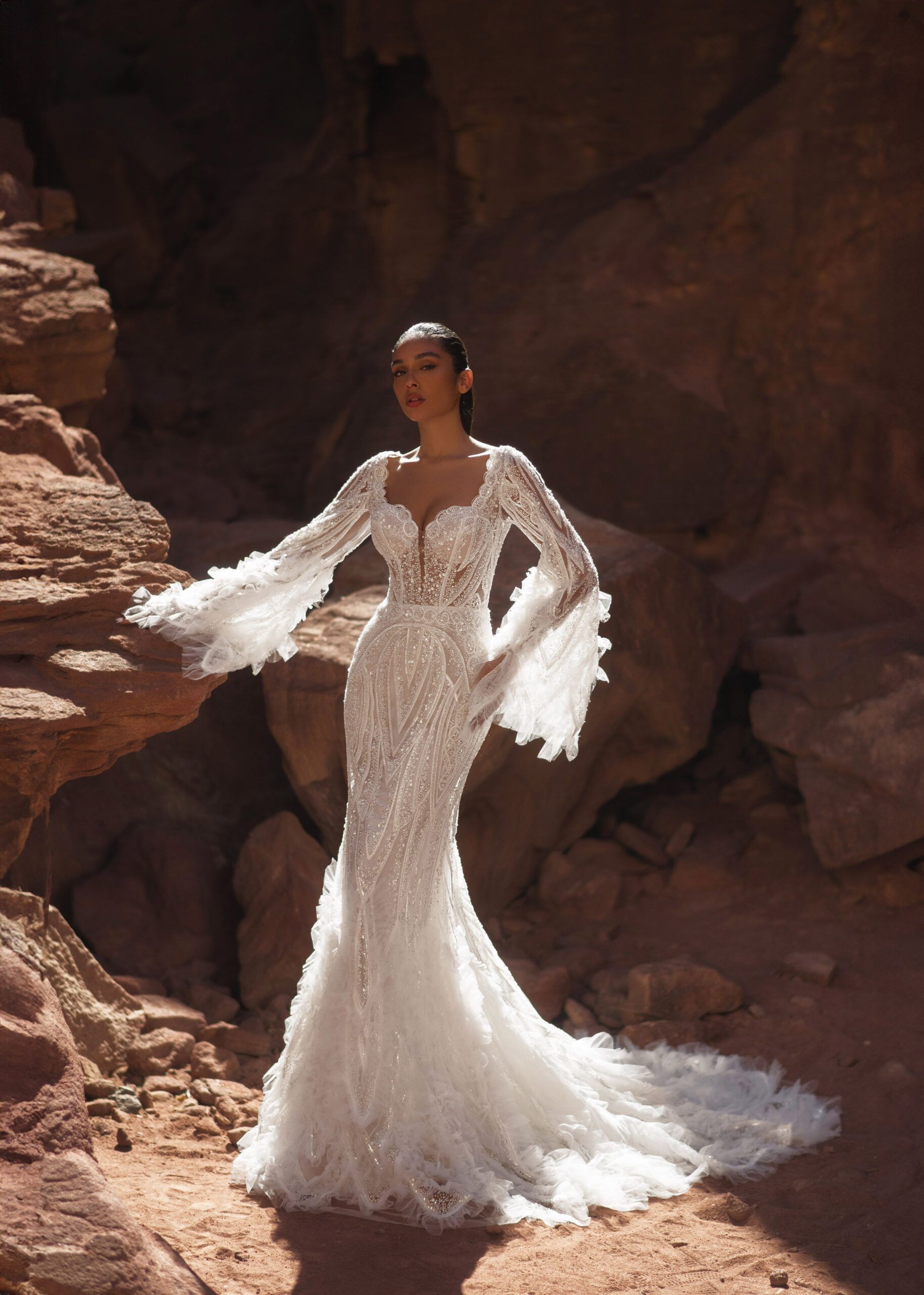 modella in posa con abito da sposa bianco