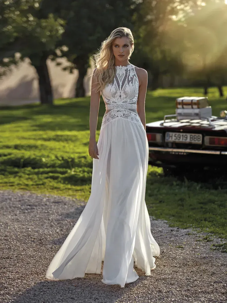 donna in abito da sposa bianco a sirena