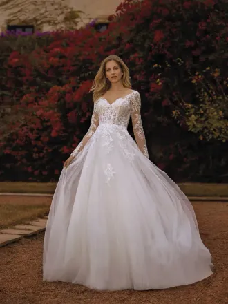 Donna in abito da sposa bianco, maniche lunghe