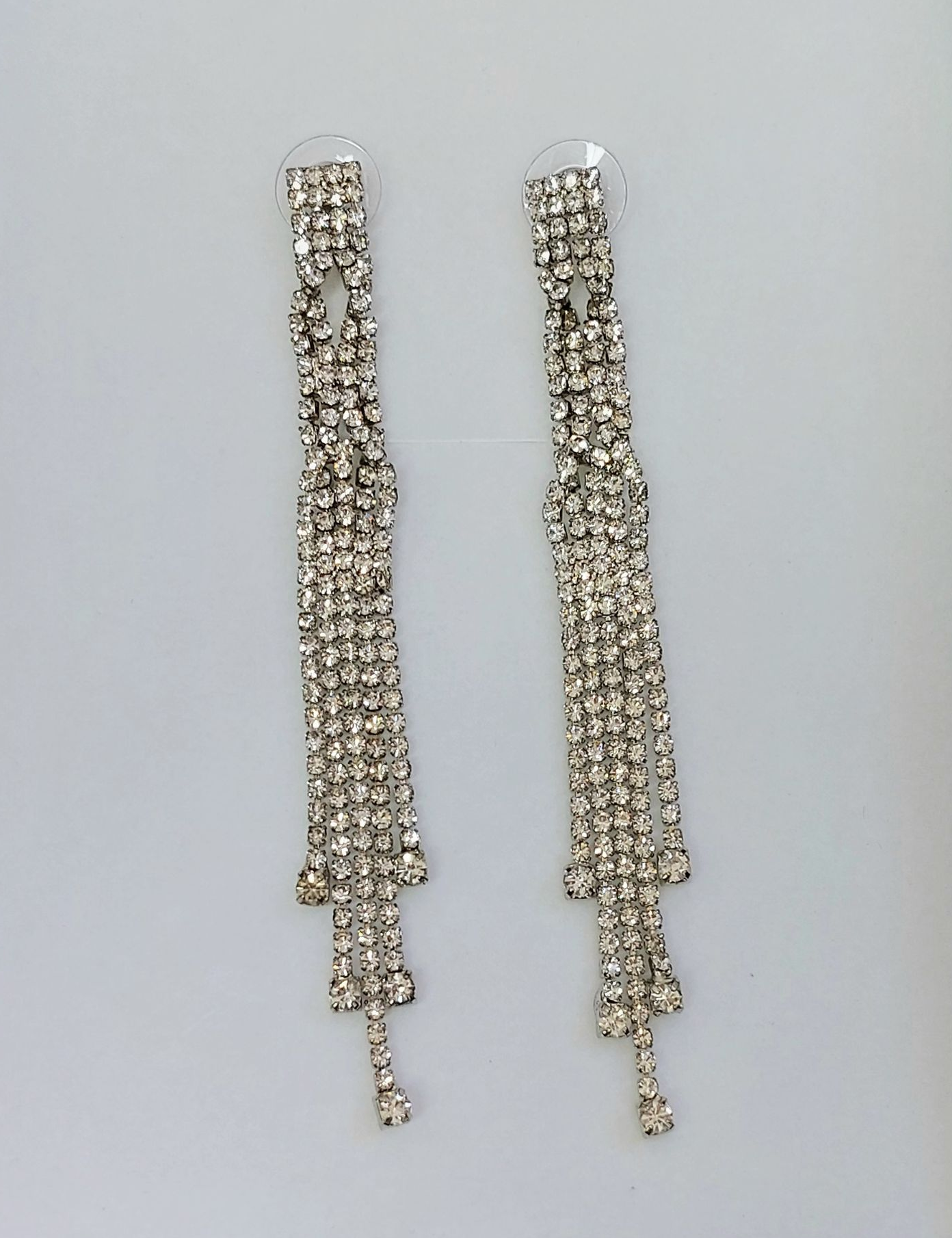 Orecchini pendenti con strass argentati.