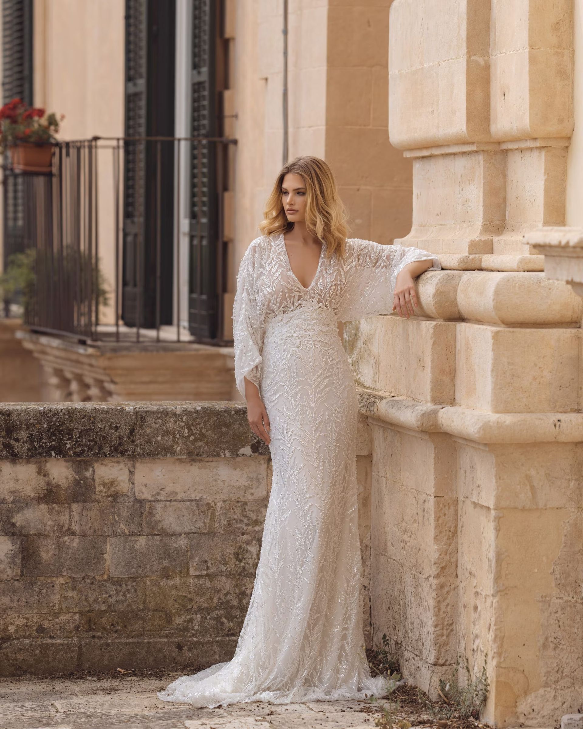 modella in posa con abito da sposa bianco