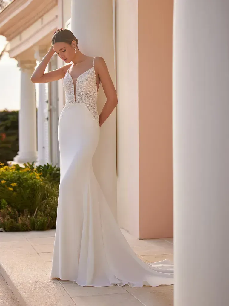 modella in posa con abito da sposa bianco