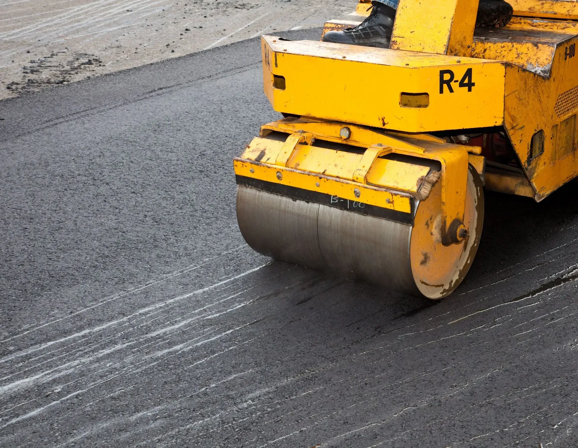 A yellow roller with the number r4 on it.