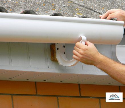 Colocar ganchos para canalones en Oviedo, Asturias