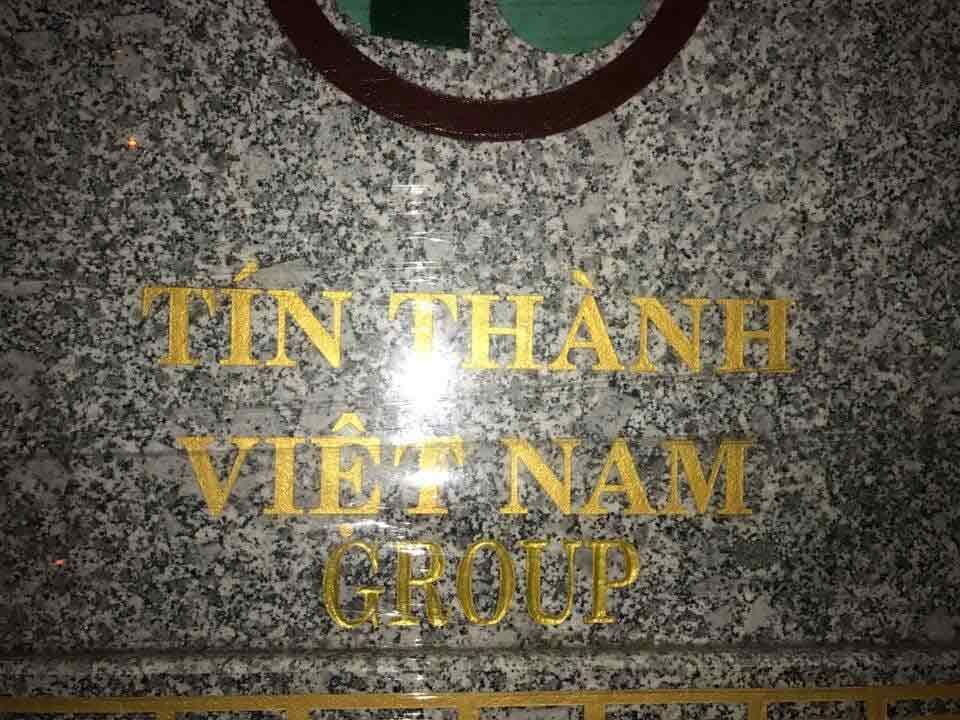 A sign that says tin thanh vietnam group on it 28.4845° N, 81.2519° W