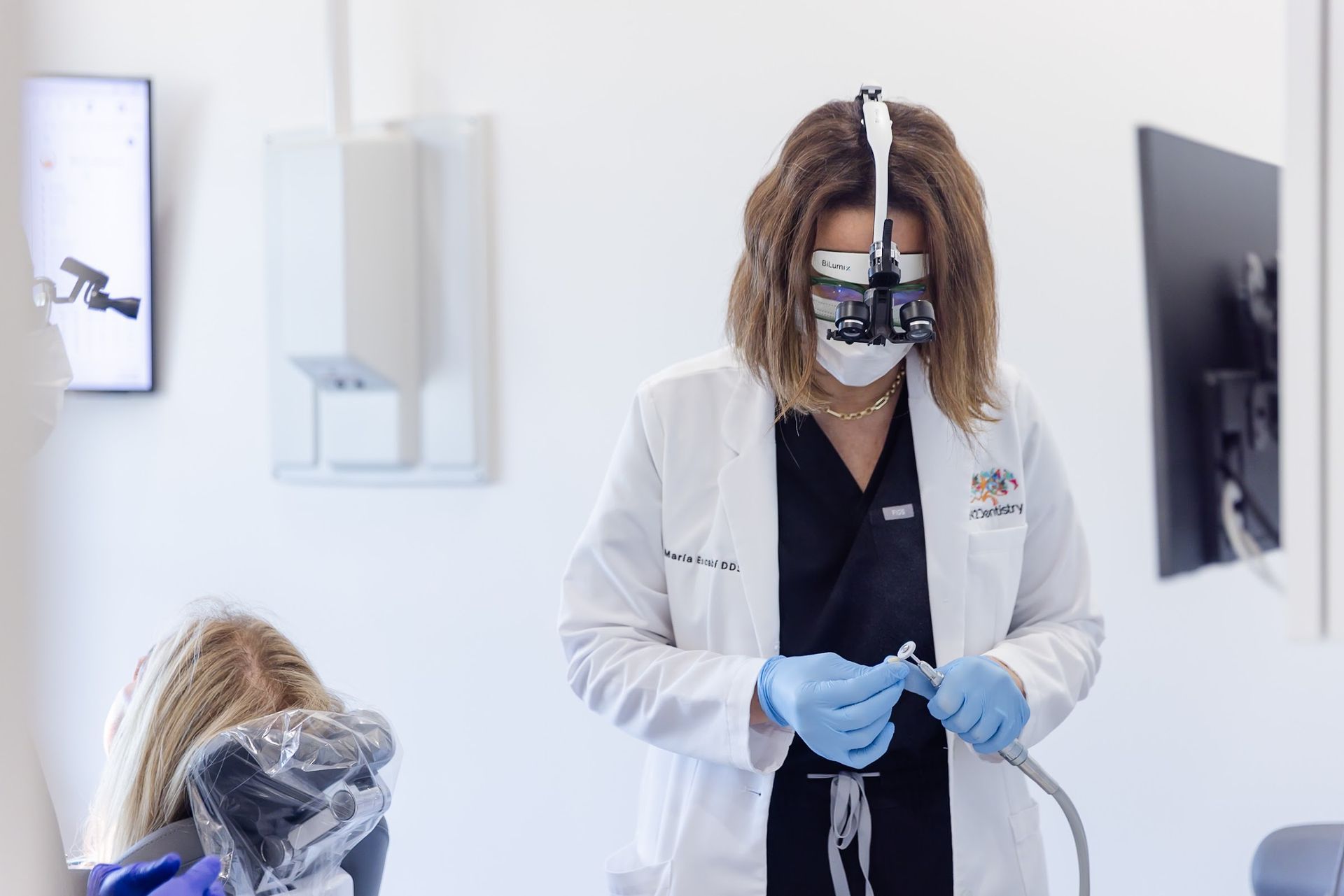 Dr. María Escabí preparing for a dental bonding visit in the operatory