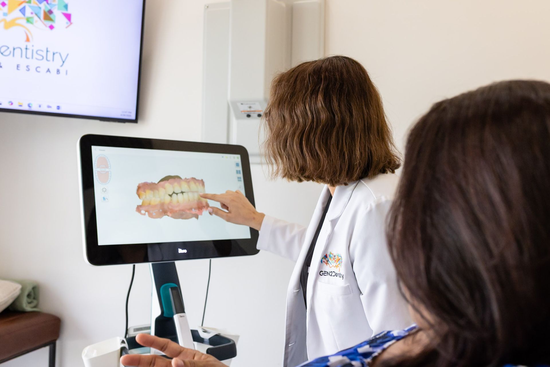 Dr. María Escabí reviewing a 3D crown scan with a patient