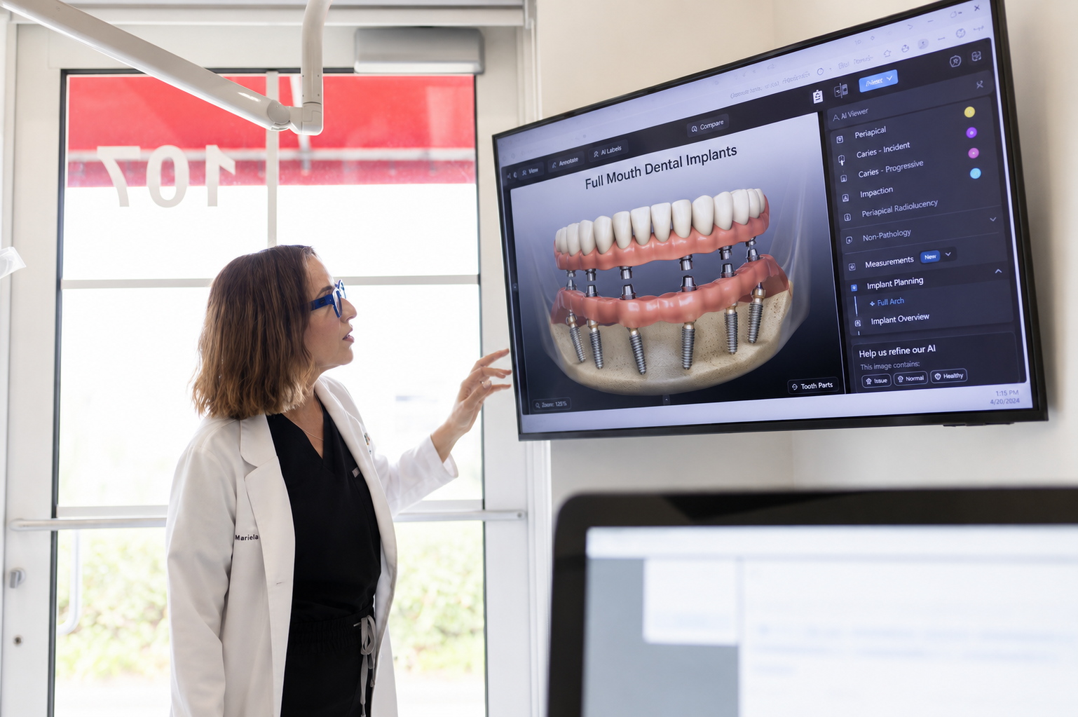 Dr. María Escabí explaining full mouth dental implants on a screen
