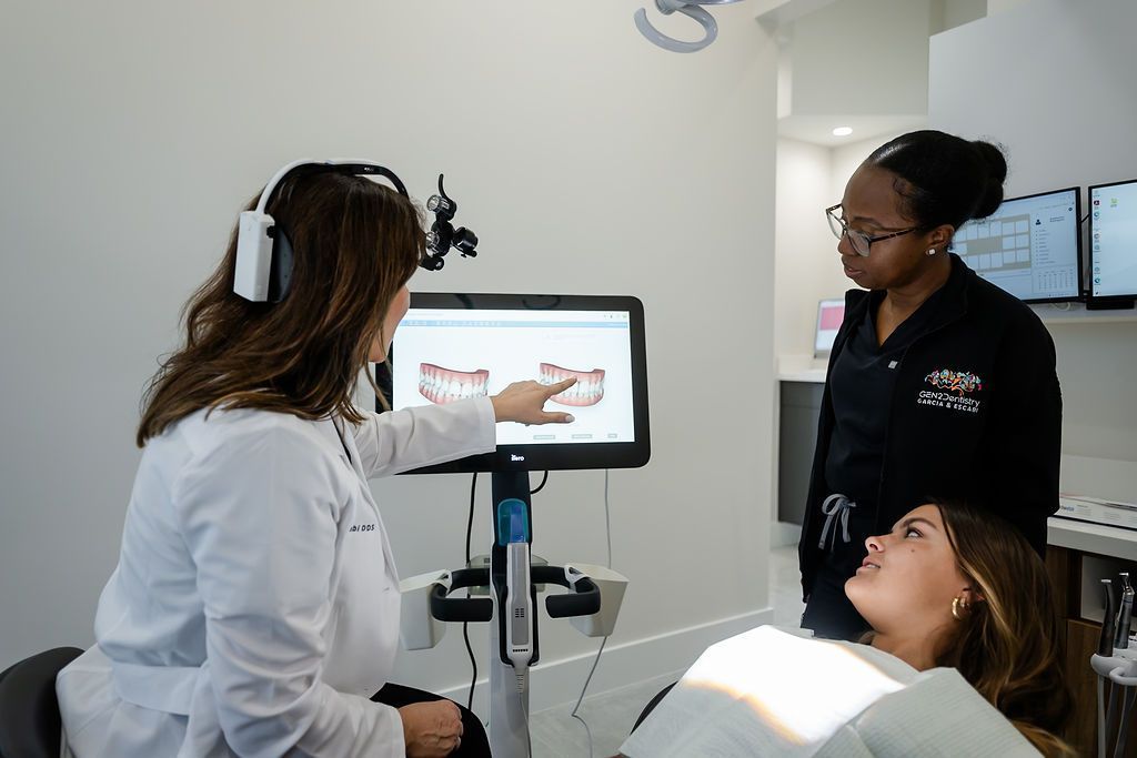 Dr. María Escabí showing a patient a smile scan on a monitor