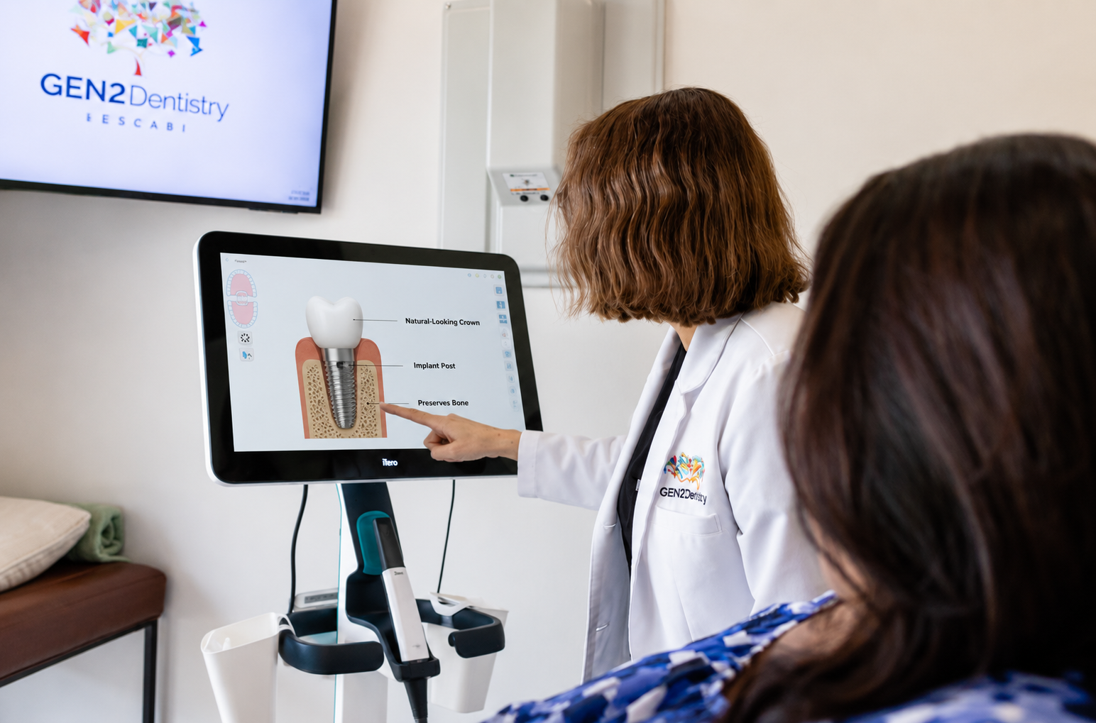 Dr. María Escabí explaining a single tooth implant on a screen