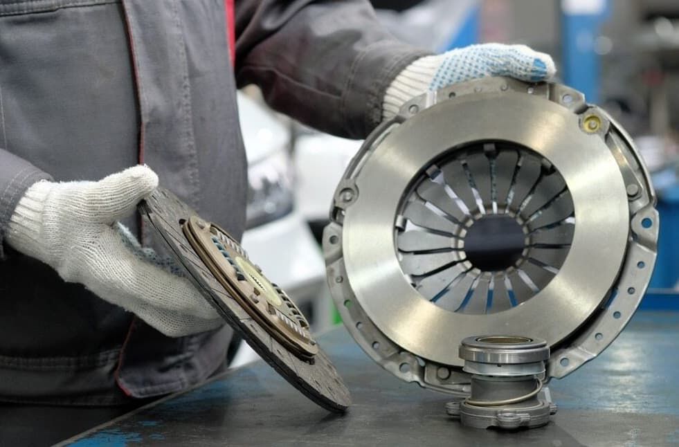 Mechanic Holding A Car Clutch Assembly And Clutch Disc β Darwin Auto Mobile Care in Woolner, NT