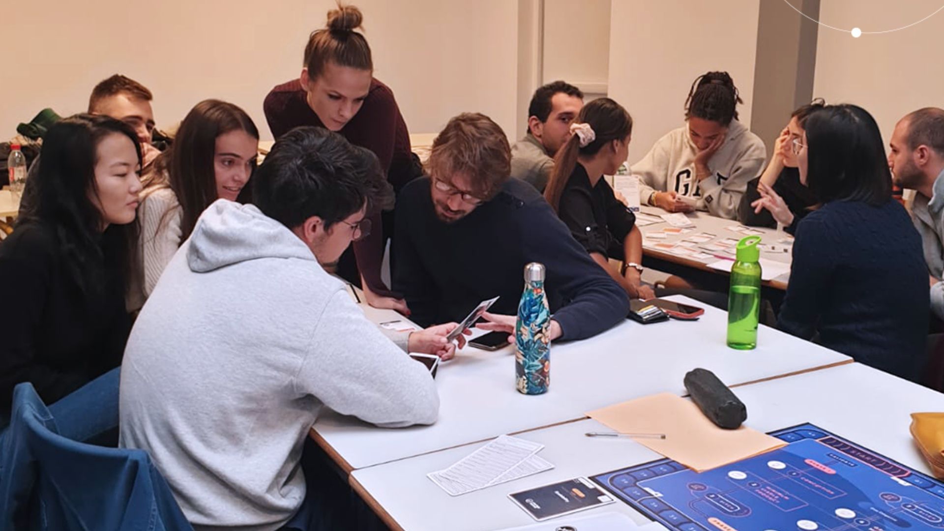 Learn how to include entrepreneurial education in the curriculum Students from a french university learning entrepreunership with startup mundi