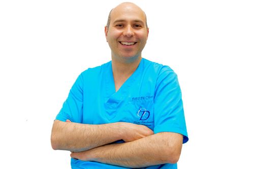 medico in uniforme verde da sala operatoria