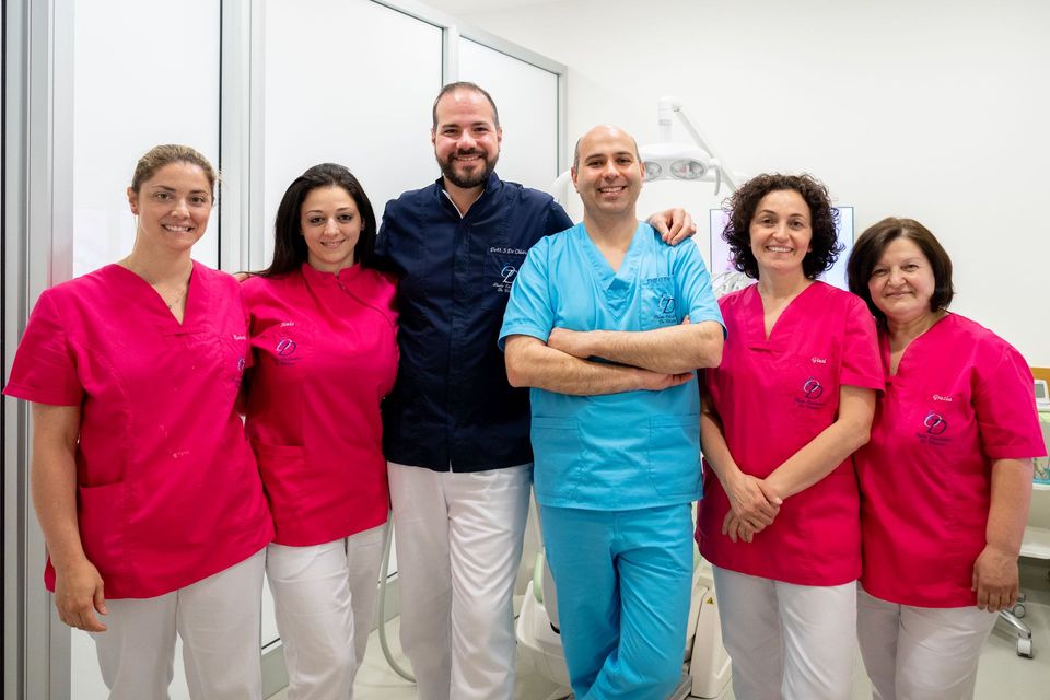 medico in uniforme verde da sala operatoria