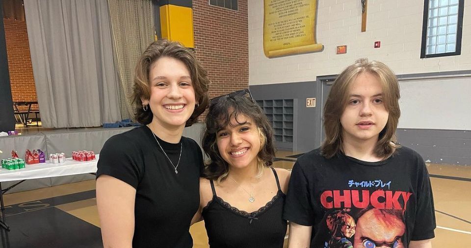 A group of young people are posing for a picture in a gym.