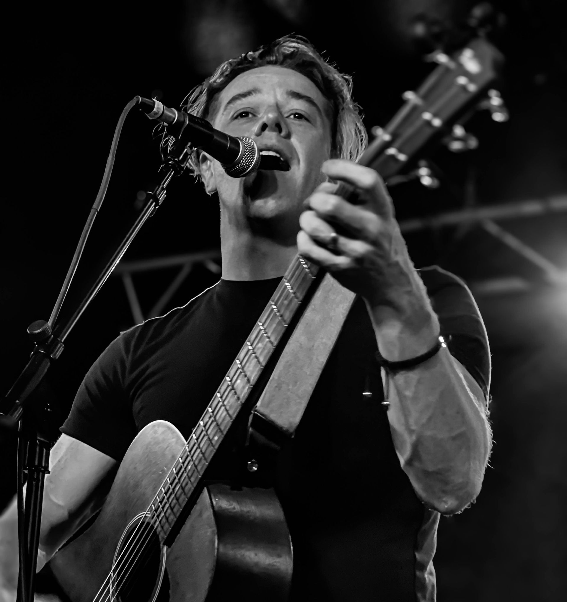 shimon acoustic singer