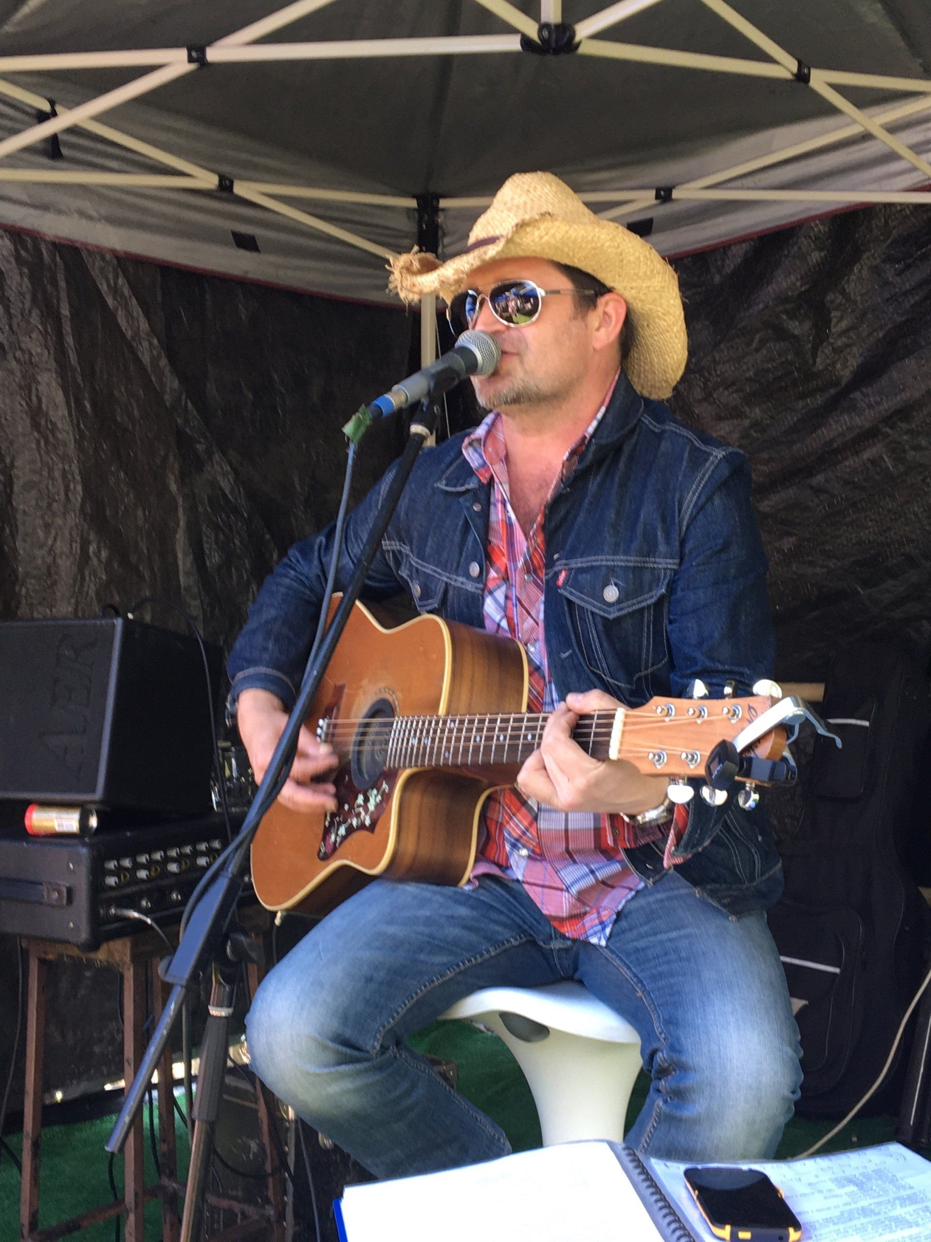 Acoustic guitarist performing live in Melbourne