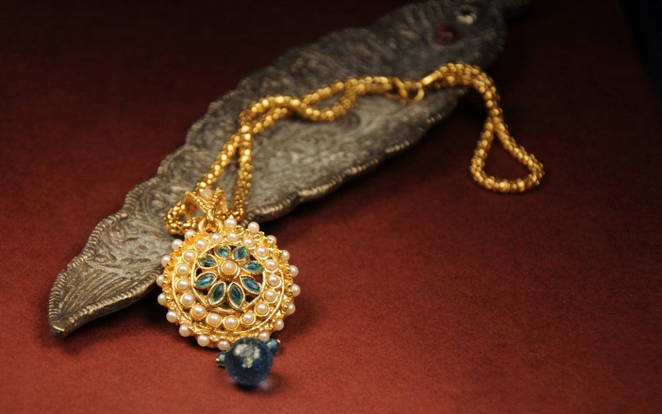 Collana antica oro con pietre