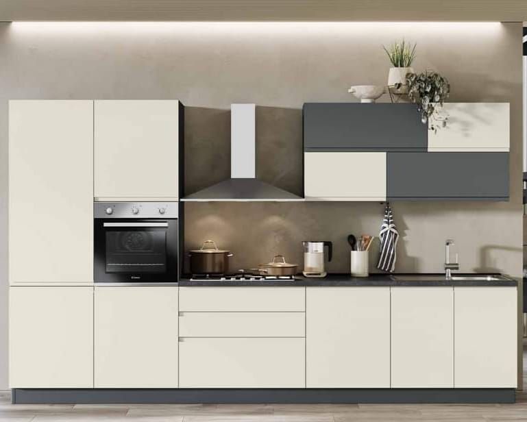 Una cucina con mobili bianchi e un forno a piano cottura