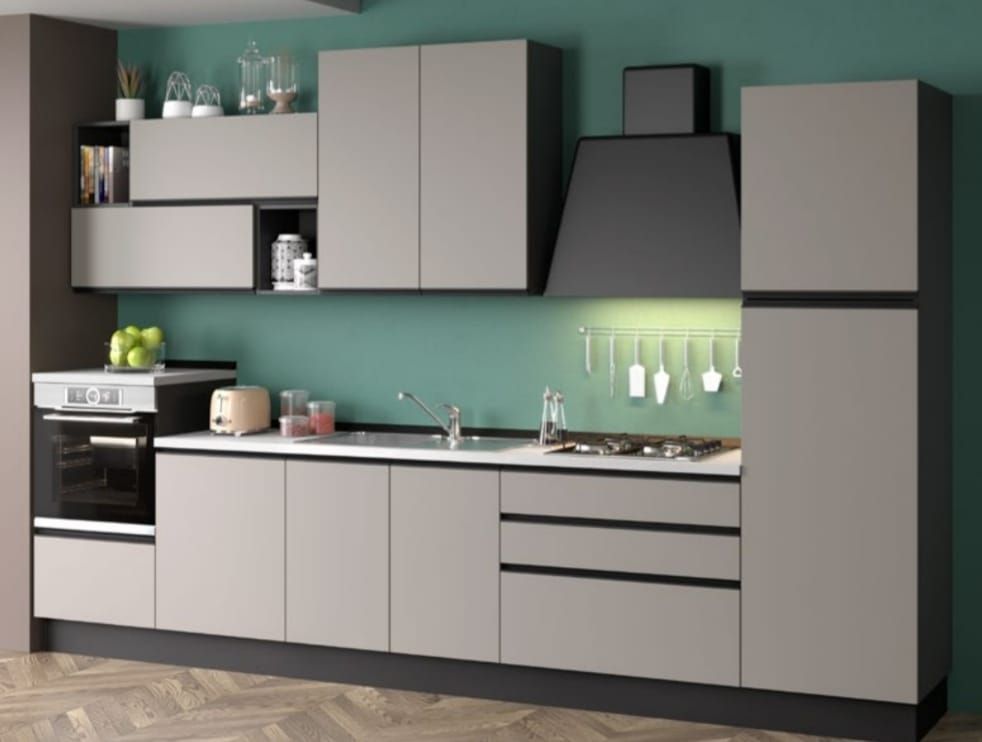 Una cucina con mobili grigi e una parete verde