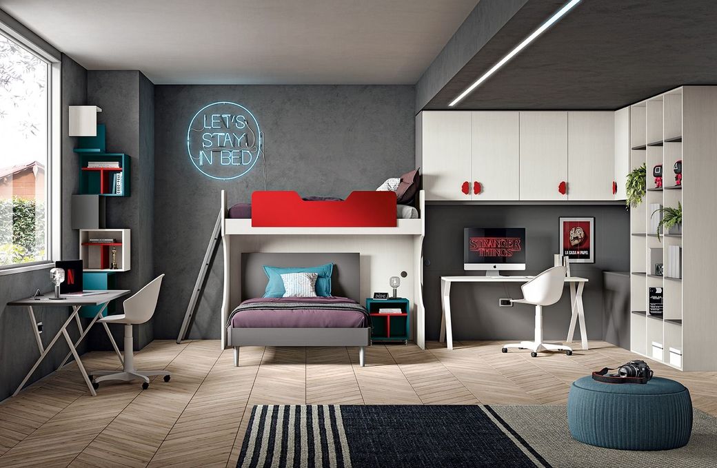 Una camera da letto con letto a castello, scrivania e computer.