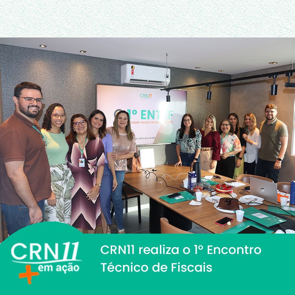 Grupo reunido em sala de treinamento com mesa, notebook e projetor, em evento “CRN11 realiza o 1º Encontro Técnico de Fiscais”
