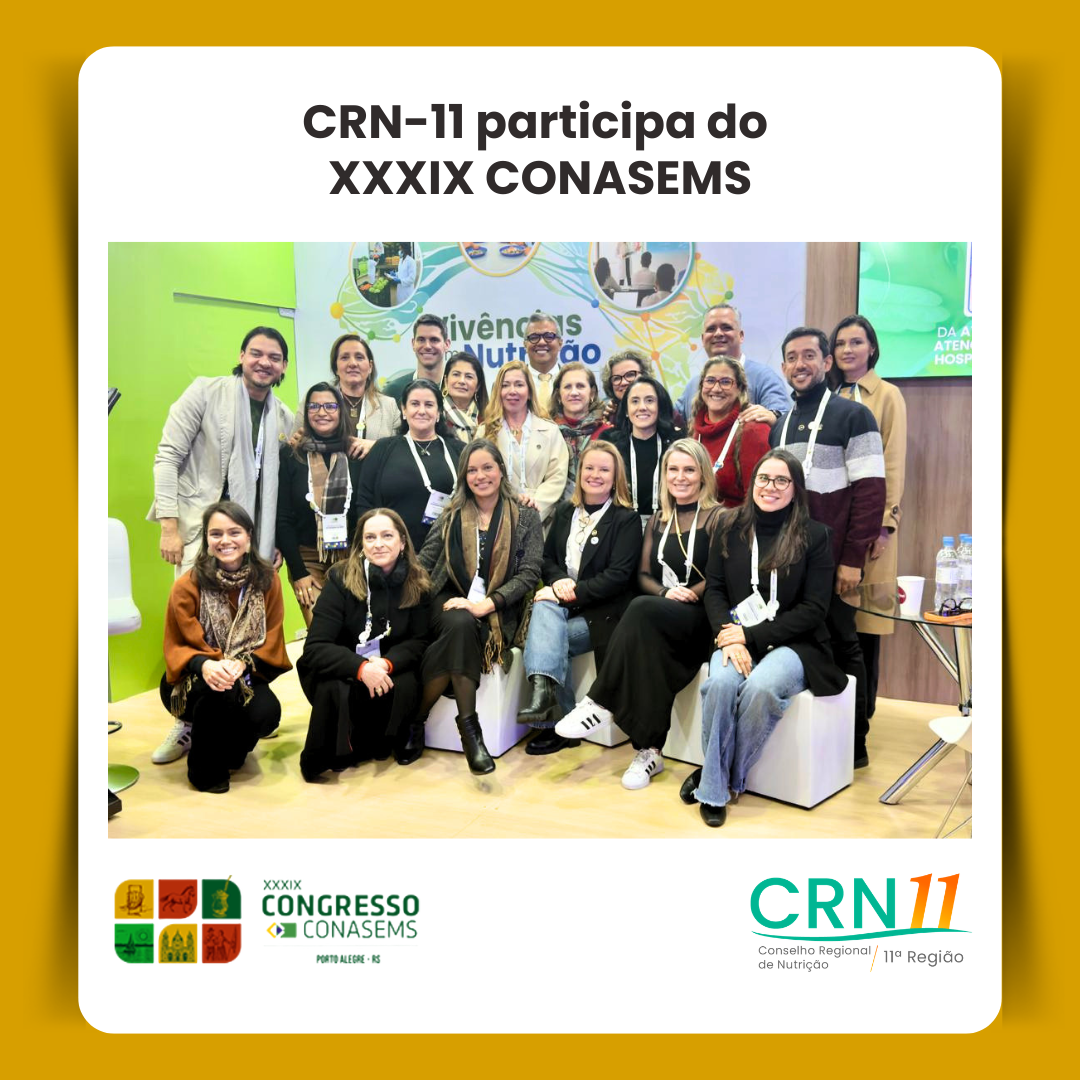 Membros da CRN-11 no XXXIX CONASEMS, posando em uma sala de conferências com prêmios e o cenário do evento ao fundo.