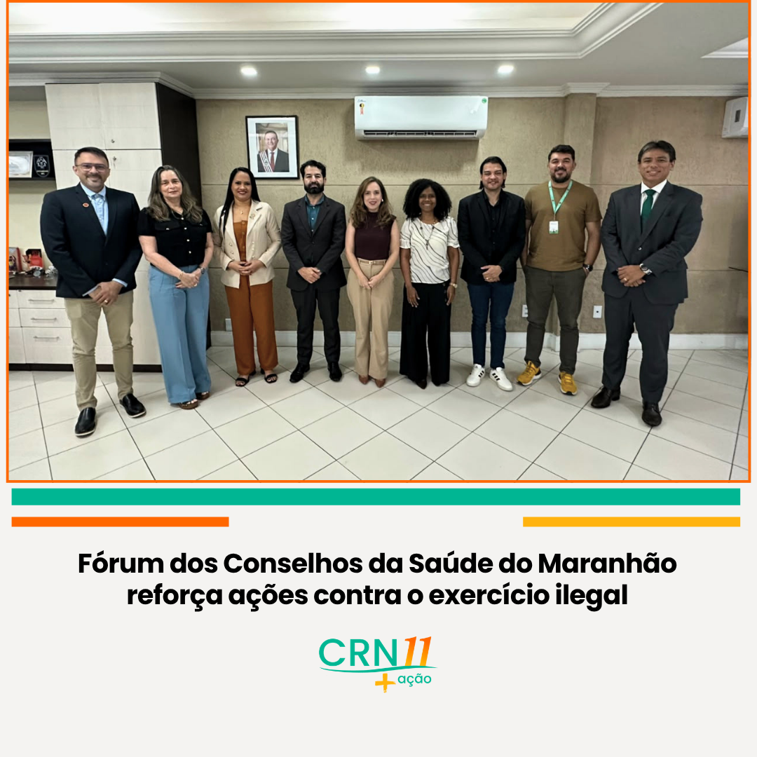 Grupo de profissionais posando em sala de reunião; banner do CRN-11 sobre fiscalização da saúde no Maranhão.