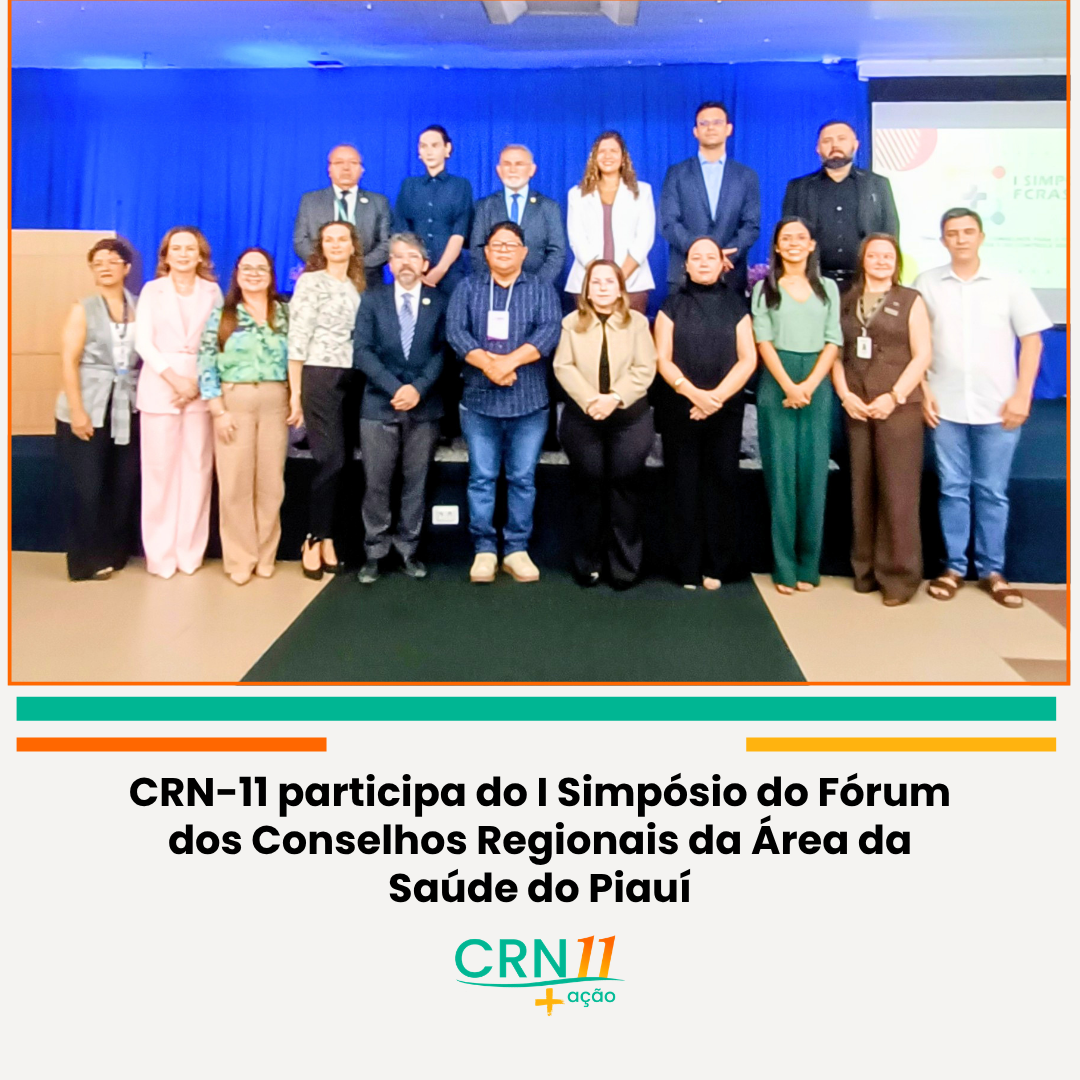 Grupo posando em auditório no 1º Simpósio do Fórum dos Conselhos Regionais da Saúde do Piauí.