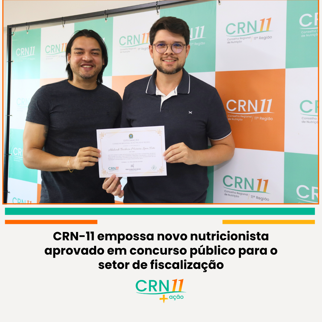 Duas pessoas seguram diploma em frente ao painel do CRN-11; texto diz que novo nutricionista foi aprovado em concurso público.